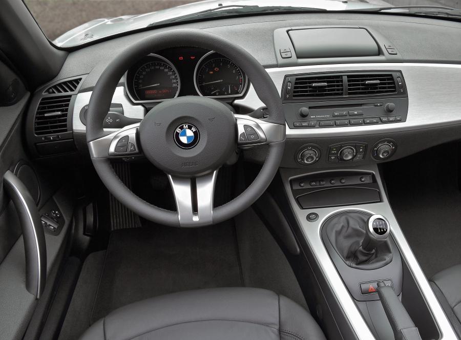 Торпедо BMW Z4 3.0i Roadster (E85) 2005 года  (WW) (фото 16 из 24)